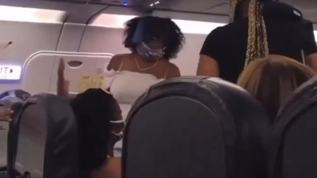 Airlines kicks 2 women off plane for fighting